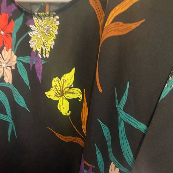 A vibrant flower blouse - Picture 4 of 4